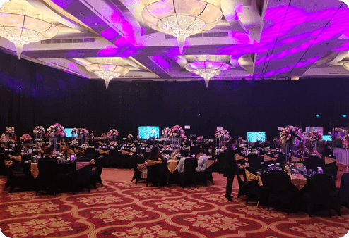 Tim event organizer sedang mempersiapkan Acara Anda